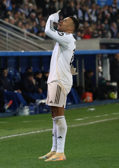 레알 마드리드의 킬리안 음바페가 15일 오전(한국시간) 스페인 바스크주 비토리아-가스테이스의 에스타디오 데 멘디소로차에서 열린 스페인 프리메라리가 경기에서 골 세리머니를 펼치고 있다. 로이터 연합뉴스