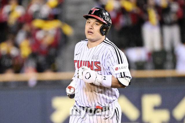 27일 서울 잠실야구장에서 열린 2025 신한 SOL 뱅크 KBO 한국시리즈 2차전' 한화 이글스와 LG 트윈스 경기. LG 박동원이 3회말 2사 1루에 투런포를 친 후 그라운드를 뛰고 있다./마이데일리