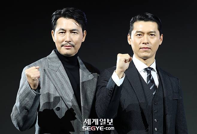 배우 정우성(사진 왼쪽)과 현빈이 15일 서울 강남구 삼성동 그랜드 인터컨티넨탈 서울 파르나스에서 열린 디즈니+의 오리지널 시리즈 '메이드 인 코리아'의 제작발표회에 참석해 포즈를 취하고 있다. 한윤종 기자