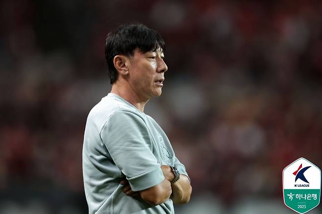 신태용이 정승현의 뺨을 때렸다고 간주되는 영상을 14일 중앙일보가 공개했다. 축구팬들은 다양한 반응을 보이는 중이다. 일부 축구 팬들은 친근함의 표시라도 가장 중요한 건 당사자인 정승현의 심정이라고 주장했다. 때리는 강도를 떠나 맞는 사람인 정승현이 불쾌감을 느꼈다면, 이는 폭행으로 봐야 한다며 정승현의 손을 들어줬다. 몇몇 팬은 외국 선수들과 감독들의 비슷한 장면을 근거로 폭행으로 보기 어렵다고 반박하기도 했다. 한국프로축구연맹