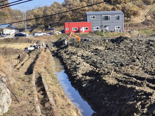 충주시가 주민 동의 절차 논란으로 공사 중지 명령을 내린 동량면 대전리 952-2번지 태양광발전시설 공사 현장.사진=독자제공