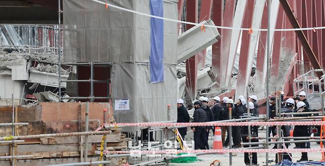 광주대표도서관 붕괴 현장 감식16일 광주 서구 치평동 광주대표도서관 붕괴 사고 현장에서 국립과학수사연구원ㆍ경찰ㆍ고용노동부ㆍ한국산업안전보건공단 등 관계기관이 합동 감식을 하고 있다. /임문철 기자 35mm@namdonews.com