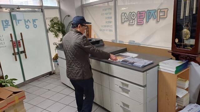 남산동 인쇄골목에 자리한 경성기획인쇄사의 이재화 대표가 홀로 일하고 있다. 김명규 기자