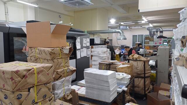 남산동 인쇄골목에 위치한 디지털인쇄협동조합에서 직원들이 일하고 있다. 김명규 기자