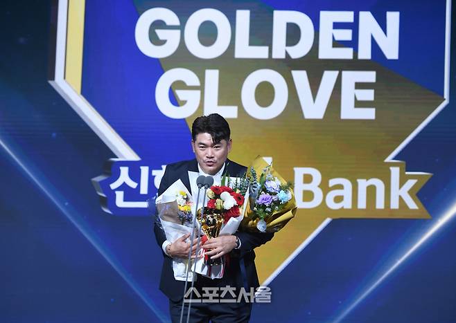 SSG 노경은이 9일 서울 송파 롯데호텔 월드에서 열린 2025 KBO 골든글러브 시상식에서 페어플레이상을 수상한 후 소감을 말하고 있다. 최승섭기자 thunder@sportsseoul.com