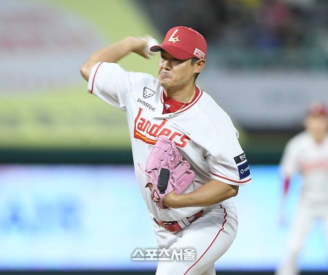 SSG 투수 노경은이 4일 인천SSG랜더스필드에서 열린 2025 KBO리그 삼성과 경기 7회 역투하고 있다. 문학 | 최승섭기자 thunder@sportsseoul.com