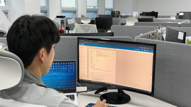 한 연구원이 바이오비아 노트북에 데이터를 입력하고 있다. (사진=다쏘시스템)