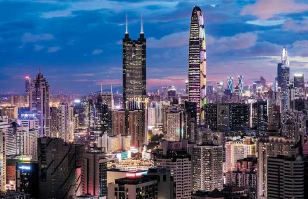 택배 노동자로 굴러가는 ‘메이드 인 차이나’와 IT 영웅들로 치고 나가는 ‘인벤티드 인 차이나’가 공존하는 중국. 사진은 인구 3만의 어촌도시에서 1,300만 명의 ‘캘리차이나’로 도약한 중국 선전.