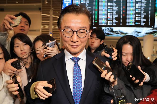 통일교로부터 금품을 수수했다는 의혹이 제기된 전재수 해양수산부 장관이 11일 오전 ‘UN해양총회’ 유치 활동을 마친 후 인천국제공항 제2여객터미널을 통해 귀국한 후 입장을 밝힌 뒤 나서고 있다. 이한결 기자 always@donga.com