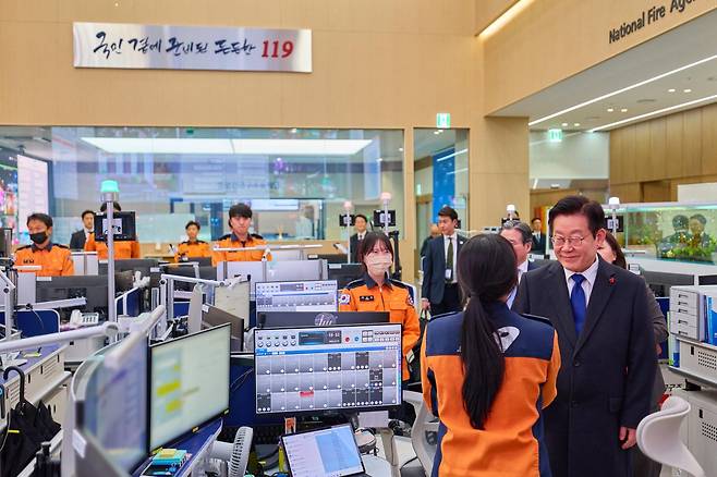 이재명 대통령이 16일 세종시 소방청 119종합상황실을 찾아 직원들을 격려하고 있다. 2025.12.16. 대통령실제공