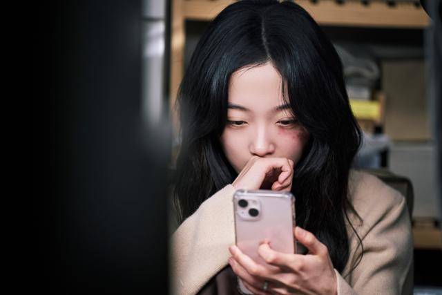 넷플릭스 드라마 '당신이 죽였다'에서 희수는 남편의 가혹한 폭력에 시달리면서 점점 희망을 잃어 간다. 넷플릭스 제공
