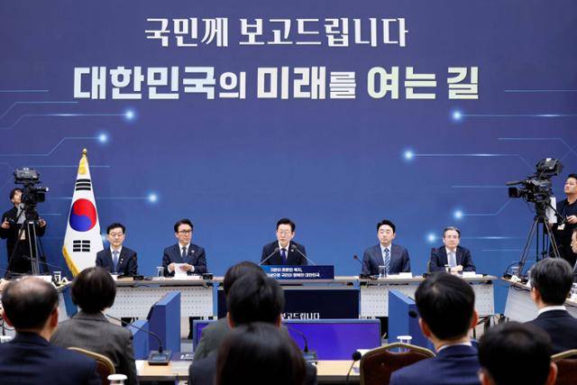 이재명 대통령이 16일 세종시 정부세종컨벤션센터에서 열린 보건복지부 업무보고에서 발언하고 있다. 2025.12.16. 세종=왕태석 선임기자