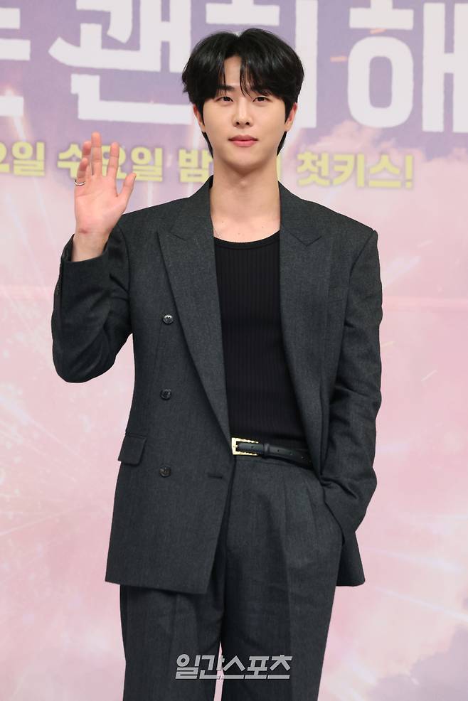 배우 김무준이 5일 오후 서울 양천구 목동 SBS에서 열린 SBS 새 수목드라마 '키스는 괜히 해서!' 제작발표회에 참석해 포토타임을 갖고 있다. '키스는 괜히 해서!'는 생계를 위해 애엄마로 위장취업한 싱글녀와 그녀를 사랑하게 된 팀장님의 속앓이 로맨스. 오는 12일 밤 9시 첫 방송. 서병수 기자 qudtn@edaily.co.kr /2025.11.05/