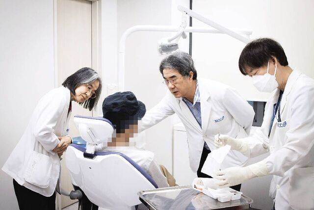 국립암센터 구강종양클리닉 의료진이 구강암으로 항암과 방사선 치료를 받은 50대 남성의 건강 상태를 살펴보고 있다. 오른쪽부터 구강악안면외과 박주용, 이종호, 최성원 교수.