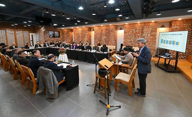 지용근 목회데이터연구소 대표가 16일 경기도 안산 안산광림교회에서 개인 영성에 관한 통계를 제시하고 있다. 안산=신석현 포토그래퍼