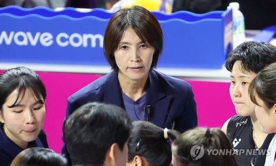 흥국생명 요시하라 토모코 감독 / 사진=연합뉴스