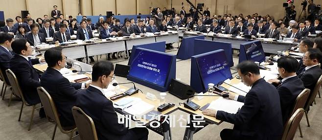 이재명 대통령이 16일 세종시 정부세종컨벤션센터에서 열린 문화체육관광부와 국가유산청, 국민권익위원회와 산하 공공기관의 업무보고에서 발언하고 있다. 2025.12.16 대통령실사진기자단 매일경제 김호영