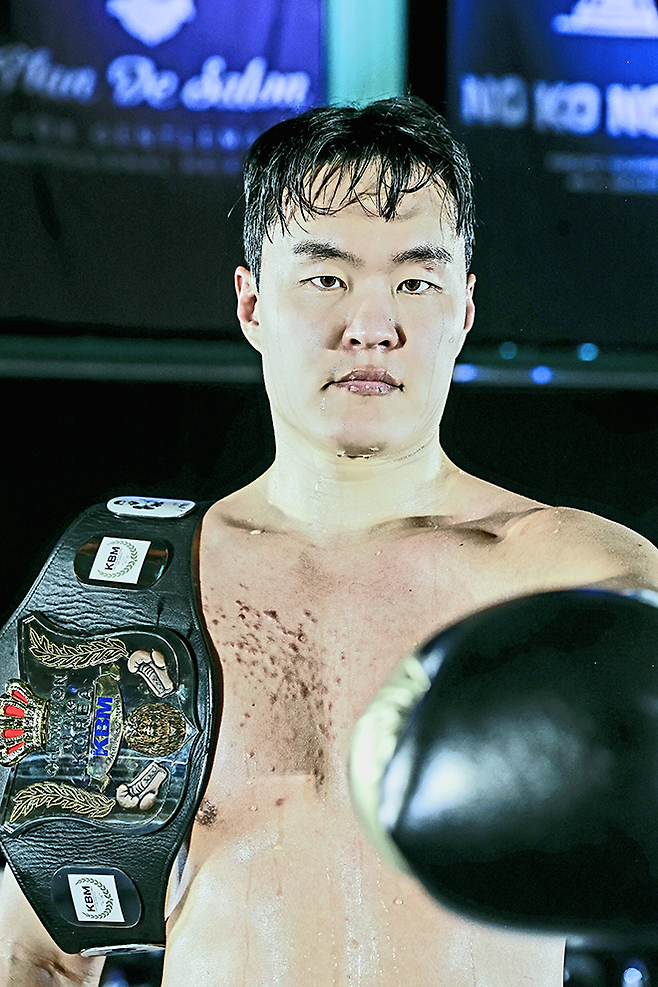 김태광이 2025년 12월 서울특별시 노원구 육사체육관에서 사단법인 한국복싱커미션 KBM 헤비급 챔피언 등극 기념 촬영을 하고 있다. 사진=FINAL FLASH 박종혁 작가 제공