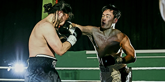 김태광이 2025년 12월 서울특별시 노원구 육사체육관 사단법인 한국복싱커미션 KBM 헤비급 챔피언결정전에서 이선행을 공격하고 있다. 사진=FINAL FLASH 박종혁 작가 제공