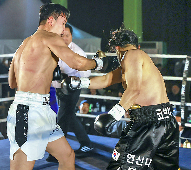 김태광이 2025년 12월 서울특별시 노원구 육사체육관 사단법인 한국복싱커미션 KBM 헤비급 챔피언결정전에서 이선행을 공격하고 있다. 사진=FINAL FLASH 박종혁 작가 제공