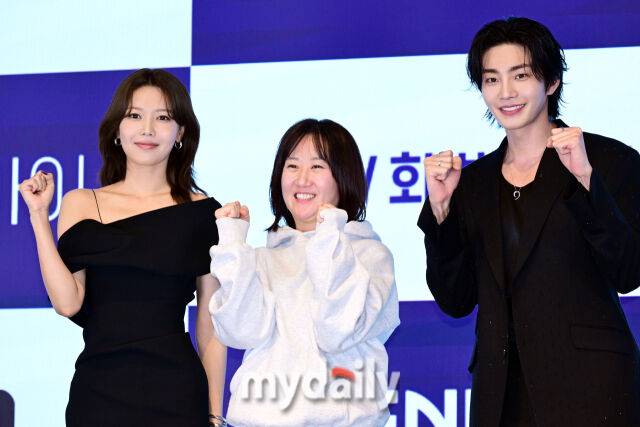 2025년 12월 16일 오후 서울 구로구 신도림 디큐브시티에서 진행된 지니TV 드라마 '아이돌아이' 제작발표회에서 최수영, 이광영 PD, 김재영(왼쪽부터)이 포즈를 취하고 있다. / 곽경훈 기자 (kphoto@mydaily.co.kr)