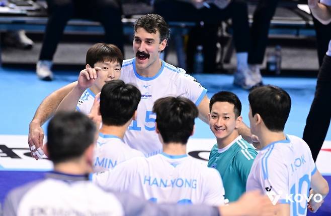 대한항공 선수들이 16일 인천 계양체육관에서 열린 2025~26 남자배구 3라운드 경기에서 현대캐피탈을 상대로 점수를 내고 기뻐하고 있다. 한국배구연맹 제공