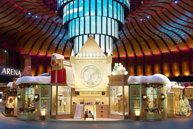 인천 영종도 인스파이어리조트 로툰다에서 진행 중인 겨울 이벤트 ‘윈터 원더랜드 기프트 팩토리’ 현장. 이경운 기자