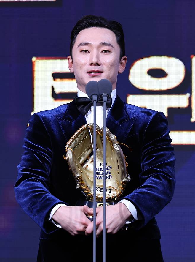 LG 신민재가 9일 서울 롯데호텔월드 크리스탈볼룸에서 열린 ‘2025 신한 SOL 뱅크 KBO 골든글러브 시상식’에서 2루수 부문 골든글러브를 수상한 뒤 소감을 밝히고 있다. 뉴시스