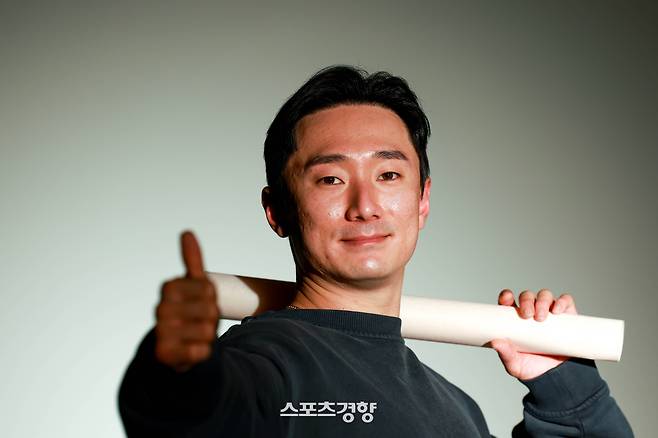 LG 신민재가 15일 경향신문과의 인터뷰에서 포즈를 취하고 있다. 정지윤 선임기자