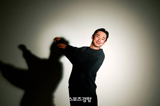 LG 신민재가 15일 경향신문과의 인터뷰에서 포즈를 취하고 있다. 정지윤 선임기자