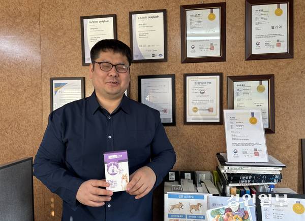 지난달 26일 양주시에 있는 네이월펫푸드에서 김태윤 대표가 제품을 소개하고 있다. 2025.11.26 /이영지기자 bbangzi@kyeongin.com