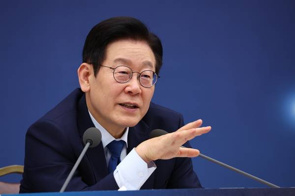 이재명 대통령이 17일 정부세종컨벤션센터에서 열린 기후에너지환경부(기상청)·원자력안전위원회 업무보고에서 발언하고 있다. /연합뉴스