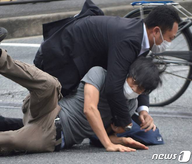 아베 신조(安倍晋三) 전 일본 총리가 2022년 7월 8일 일본 서부 나라시에서 선거 유세 도중 총격을 맞고 쓰러진 가운데, 용의자가 현장에서 제압당하고 있다.. 2022.7.8 ⓒ 로이터=뉴스1 ⓒ News1 임세영 기자
