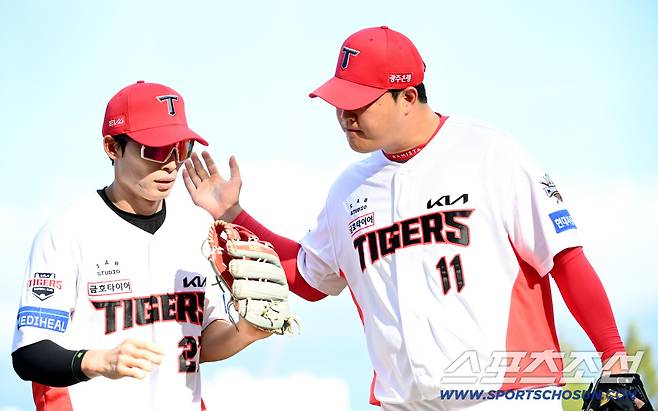 21일 광주KIA챔피언스필드에서 열린 NC와 KIA의 경기, 6회초 호수비를 선보인 김호령을 맞이하는 조상우의 모습. 광주=허상욱 기자wook@sportschosun.com/2025.09.21/