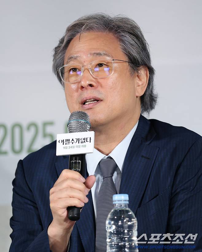 영화 '어쩔수가 없다' 언론시사회 및 기자간담회가 22일 오후 서울 용산구 아이파크몰 CGV에서 열렸다. 박찬욱 감독이 질문에 답하고 있다. 정재근 기자 cjg@sportschosun.com/2025.9.22/