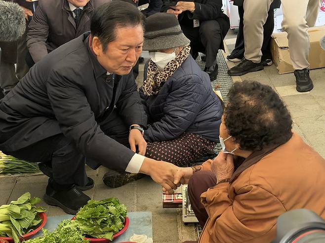 정청래 더불어민주당 대표와 육동한 춘천시장 등이 17일 강원 춘천 온의동 풍물시장에서 상인과 인사를 나누고 있다. 2025.12.17/뉴스1 ⓒ News1