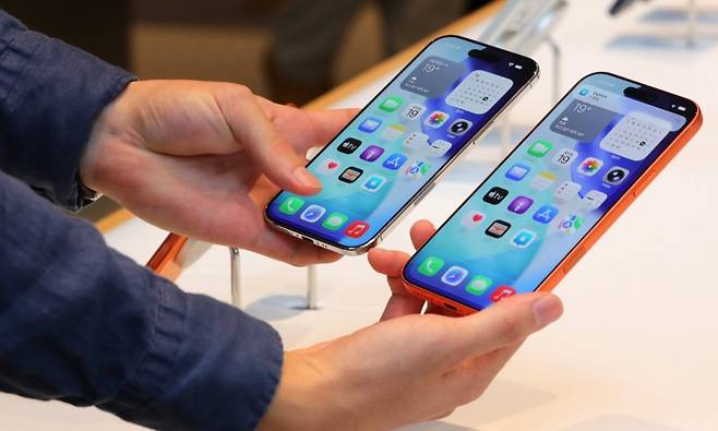 지난 9월 19일 서울 중구 명동 애플스토어에서 고객이 애플 신제품 아이폰17 시리즈를 살펴보고 있다. 뉴시스