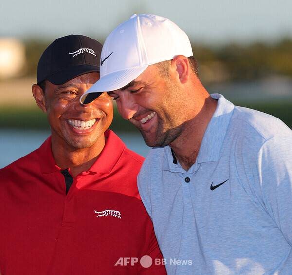 남자골프 세계랭킹 1위 스코티 셰플러(미국)가 2025년 미국프로골프(PGA) 투어 올해의 선수로 선정되어 '잭 니클라우스 상'의 주인이 됐다. 사진은 '골프 황제' 타이거 우즈(미국)와 스코티 셰플러의 모습이다. 사진제공=ⓒAFPBBNews = News1 (사진을 무단으로 사용하지 마십시오.)