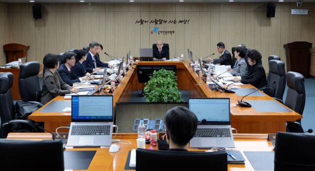 2025년 2월10일 오후 ‘윤석열 방어권 안건’이 상정된 인권위 제2차 전원위원회 개회를 앞두고 안창호 위원장과 위원, 사무총장이 각자 자리에 앉아있다. 공동취재사진
