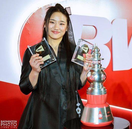 중국 항저우에서 15일 열린 2025 세계배드민턴연맹(BWF) 갈라 어워즈에서 올해의 여자 선수 2관왕에 오른 안세영의 모습. 대한배드민턴협회 제공