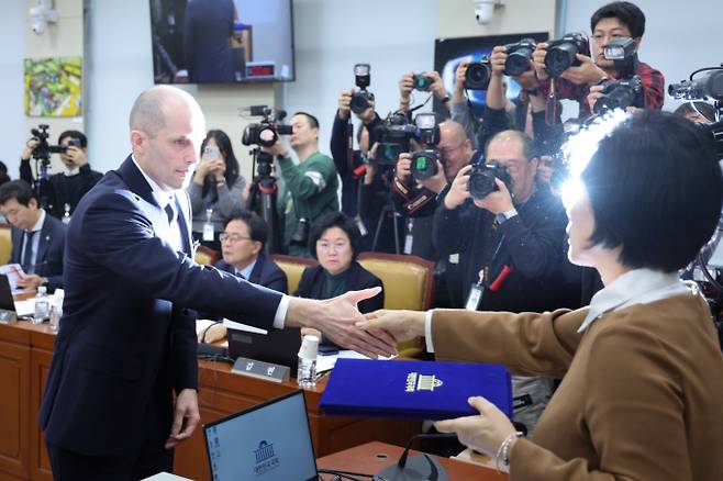 17일 열린 국회 쿠팡 청문회가 '맹탕'이라는 평가가 나온다. 해롤드 로저스 쿠팡 임시 대표가 이날 서울 여의도 국회 과학기술정보방송통신위원회에서 열린 쿠팡 침해사고 관련 청문회에서 증인 선서문을 최민희 위원장에게 제출하고 있다. /사진=뉴스1 신웅수 기자