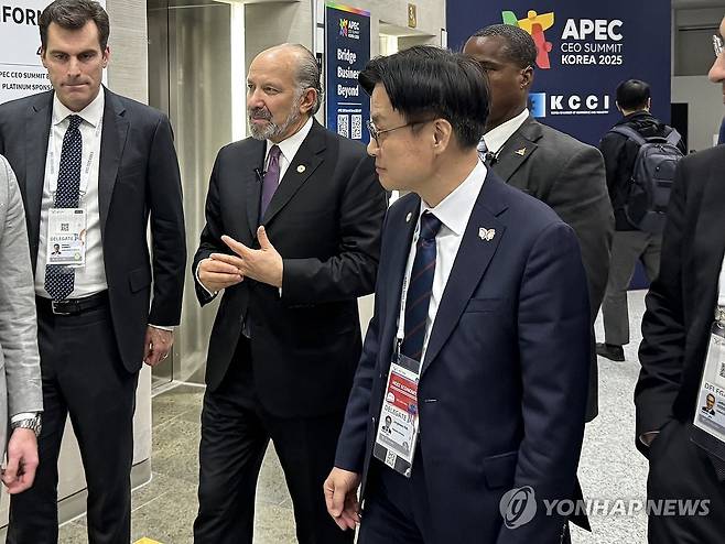 함께 이동하는 김정관-러트닉 (경주=연합뉴스) 강태우 기자 = 김정관 산업통상부 장관과 하워드 러트닉 미국 상무부 장관이 29일 오후 경북 경주 예술의전당에서 열린 한미 비즈니스 라운드 테이블 행사를 마친 뒤 함께 이동하고 있다. 2025.10.29 burning@yna.co.kr