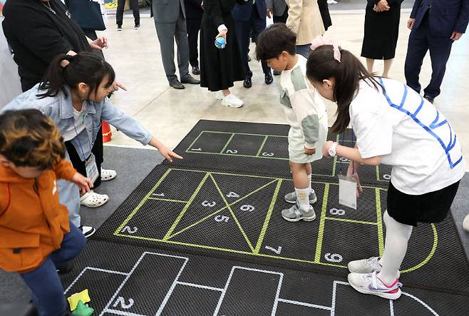 대전교육청은 2025학년도 한 해 동안 이러한 기초·기본교육의 방향 아래, 초등교육 정책 전반에서 학생의 성장을 지원하는 다양한 사업을 추진했다. 사진은 올해 사업 일환으로 진행한 어린이놀이한마당 행사 모습. (사진=대전교육청 제공)