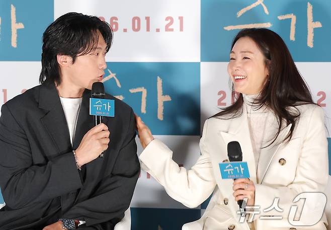 배우 민진웅과 최지우(오른쪽)가 18일 오전 서울 용산GCV 아이파크몰점에서 열린 영화 ‘슈가'(감독 최신춘) 제작보고회에서 부부 호흡에 대해 이야기 하고 있다. '슈가'는 모성애를 넘어선 사회적 편견의 극복, 가족의 연대와 사랑을 유쾌하고 따뜻한 시선으로 그린 웰메이드 휴먼 드라마다. 2025.12.18/뉴스1 ⓒ News1 권현진 기자