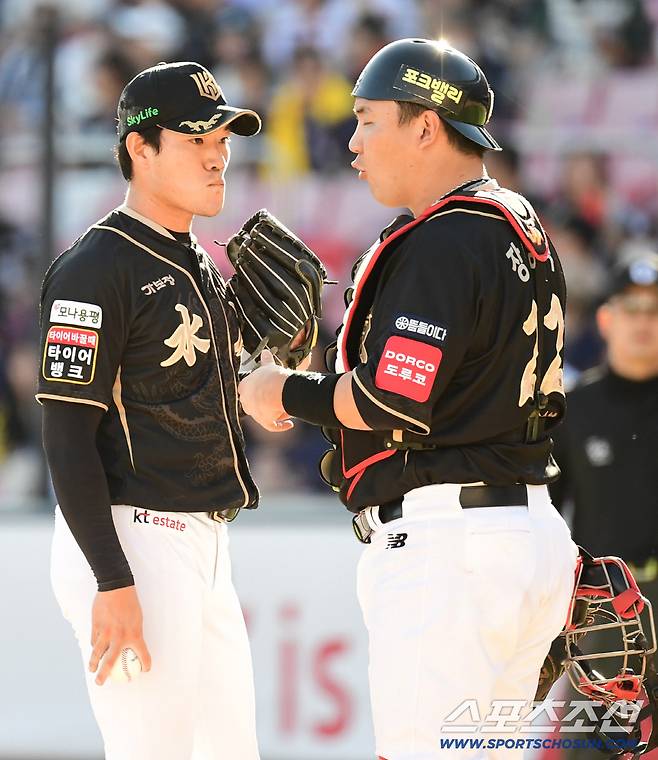 21일 수원 케이티위즈파크에서 열린 KT와 삼성의 경기. 8회초 KT 이상동과 대화하는 장성우 포수. 수원=송정헌 기자songs@sportschosun.com/2025.09.21/