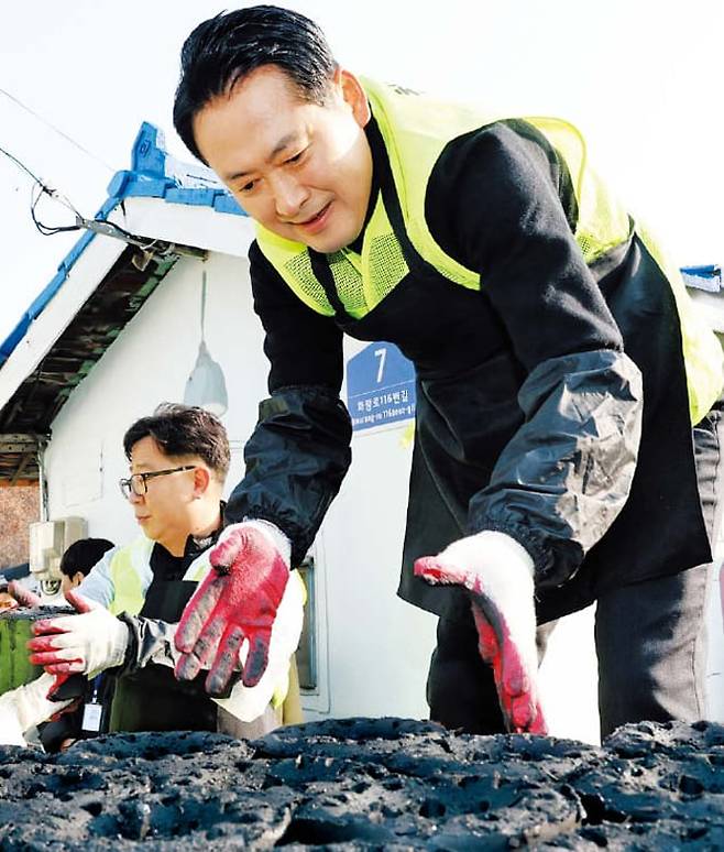 장동혁 국민의힘 대표가 17일 경기도 고양시 화전마을에서 연탄 나르기 봉사활동을 하고 있다. /연합뉴스