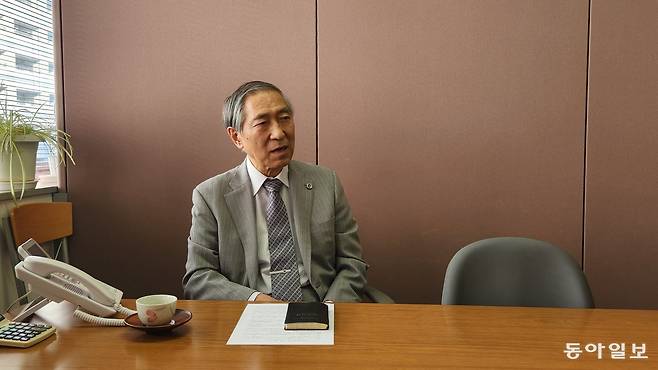 지난달 4일 변호사 사무실에서 만난 아카누마 야스히로 성년후견전문변호사가 일본의 ‘후견제도지원신탁’ 제도에 대해 설명하고 있다. 이 제도 도입으로 일본에서는 후견인에 의한 부정행위 피해가 크게 줄었다.