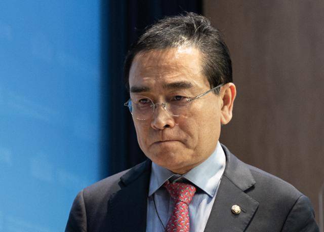 태영호 국민의힘 의원이 2023년 2월 15일 서울 여의도 국회 소통관에서 열린 제주 4·3 관련 기자회견을 마친 후 회견장을 나서고 있다. 뉴스1