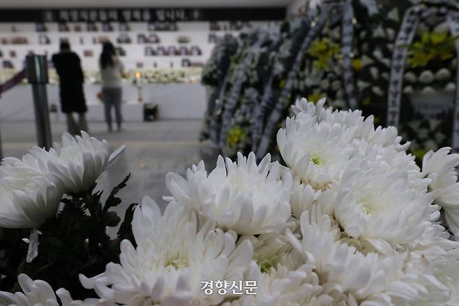 12·29 제주항공 여객기 참사 발생 열흘째인 지난 1월7일 전남 무안군 무안국제공항 합동분향소를 찾은 시민이 묵념하고 있다. 정효진 기자