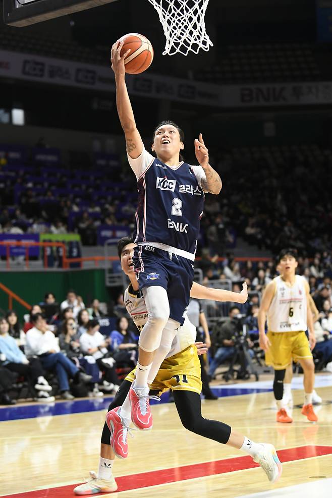 최준용이 14일 부산사직체육관에서 열린 안양 정관장과 2025-2026 LG전자 프로농구 정규리그 경기에서 레이업을 올라놓고 있다. 한국프로농구 제